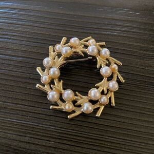 Elegant Gold and Pearl Brooch